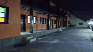 an empty hallway of an empty building at night at Pousada Paraiso - Número Prédio 124 in Guarapari