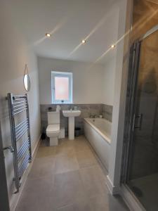 ein Badezimmer mit Toilette, Waschbecken und Badewanne in der Unterkunft Bright & Spacious 3-Bed Rotherham Home Ideal for Families or Contractors in Kimberworth + 19 Fotos