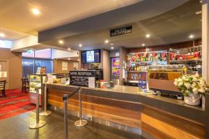 Lounge nebo bar v ubytování Nightcap at Keysborough Hotel