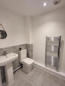 Koupelna v ubytování Contemporary 3-Bedroom Home Quiet Rotherham Location with Parking + 16 fotografií
