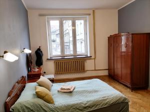 普热梅希尔Center Apartment的一间卧室配有带梳妆台和窗户的床。