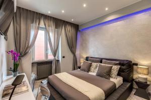 - une chambre avec un grand lit et une fenêtre dans l'établissement Lux Apartment, à Rome