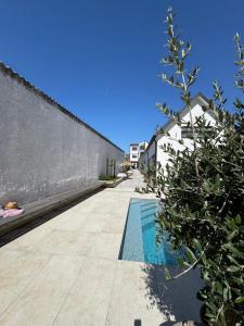 a courtyard with a swimming pool next to a wall at Markt 15 in Weiden am See