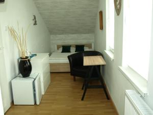 Uma cama ou camas num quarto em Zibi i Pod Topolami