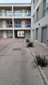 Un estacionamiento vacío frente a un edificio en Departamento Bahia Blanca, en Bahía Blanca