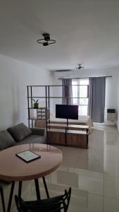 una sala de estar con un sofá y una mesa en Departamento Bahia Blanca, en Bahía Blanca