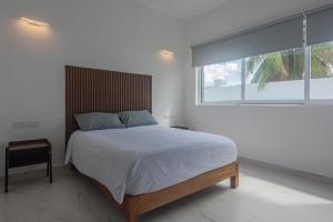 Un dormitorio con una cama grande y una ventana. en Malibu Residential 3BD Shalva, en Cozumel 54 fotos más
