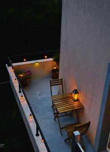 Rõdu või terrass majutusasutuses Modern and cozy studio