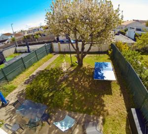 an overhead view of a yard with a tree and chairs at Chambre vue sur jardin proche du pont de l'ile de Ré in La Rochelle