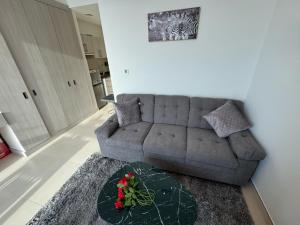 un soggiorno con un divano e un tavolo di Luxury Private Apartment-BEST PRICE a Abu Dhabi