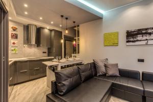 Kuchyň nebo kuchyňský kout v ubytování Lux Apartment + 25 fotografií