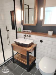 a bathroom with a sink and a toilet at Spacious 2 bedroom flat by the Tower in London