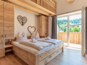 A bed or beds in a room at Marktblick