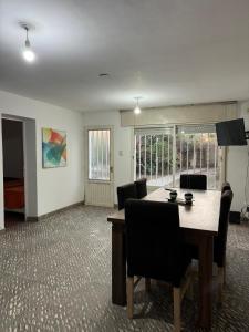 a room with a table and chairs in a room at Casa BUENOS AIRES in Villa María