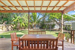 Κήπος έξω από το Scarness Cottage - Serene Queenslander by the Sea
