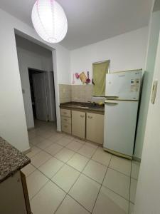 una cucina con frigorifero e pavimento piastrellato di Alem 21 a Villa María
