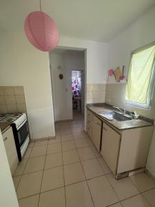 una cucina con lavello e fornello di Alem 21 a Villa María
