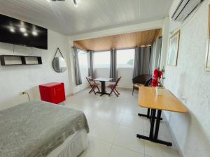 Uma TV ou centro de entretenimento em Hotel 5 Sóis