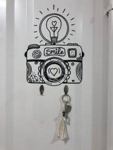 a drawing of a camera on a wall with a light bulb at Maga hospedagem in Penha
