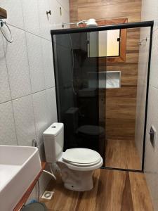 a bathroom with a white toilet and a sink at Casa Família in Brumadinho