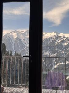 Vista generica sulle montagne o vista sulle montagne dall'interno dello chalet