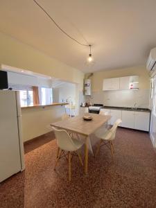 a kitchen with a table and chairs in a room at N&G Alquiler Temporal in Venado Tuerto