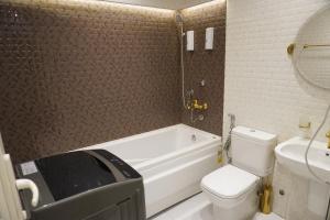 Ένα μπάνιο στο Downtown Tahrir View Cozy Suite +6 φωτογραφίες