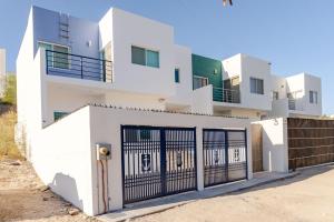 un edificio bianco con un cancello davanti di Tacho's House privacy comfort 5 luxury a La Paz