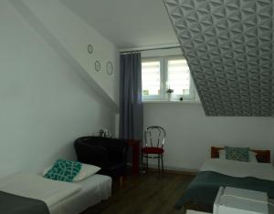 Uma cama ou camas num quarto em Zibi i Pod Topolami