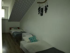 Uma cama ou camas num quarto em Zibi i Pod Topolami