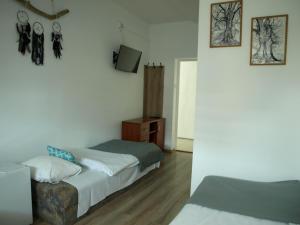 Uma cama ou camas num quarto em Zibi i Pod Topolami