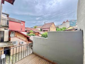 Un balcón con vista a una ciudad en T3 centre-ville et terrasse, en Bonneville