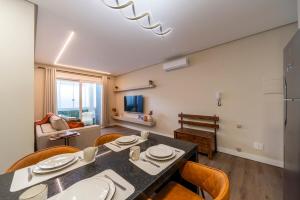 TV a/nebo společenská místnost v ubytování Apê novo a 1 min da Rua Coberta perfeito