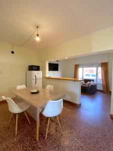 a kitchen and dining room with a table and chairs at N&G Alquiler Temporal in Venado Tuerto