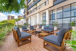 カリにあるH105 l Luxury duplex l Panoramic viewsの建物内のパティオ(椅子、テーブル付)