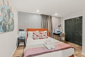 Ένα ή περισσότερα κρεβάτια σε δωμάτιο στο Family-friendly 2BR Condo with Free Parking!
