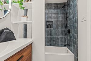 Ένα μπάνιο στο Family-friendly 2BR Condo with Free Parking! +41 φωτογραφίες