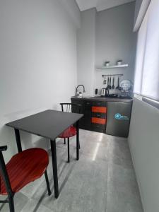 a kitchen with a table and chairs and a stove at Balcon Six2point in Xanthi