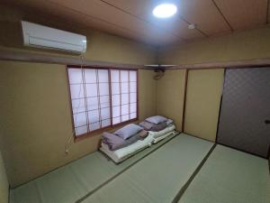 Postel nebo postele na pokoji v ubytování 木の家ゲストハウス前橋3号館