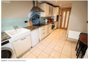 una cocina con fregadero y lavadora en Home in Milton Keynes, en Milton Keynes