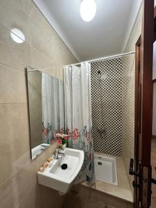 ein Badezimmer mit Waschbecken, Spiegel und Dusche in der Unterkunft 213 mdiq Appartement parfait à louer à kabila vista 2 chambre salon piscine 2 balcon 90 mètres carré in Marina Smir