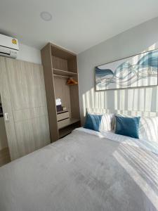Postel nebo postele na pokoji v ubytování 2BR Rooftop Pool & Gym Laguna Skypark