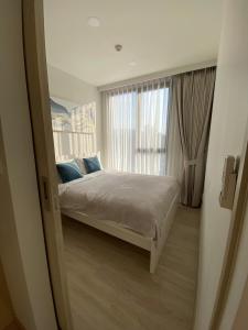 Postel nebo postele na pokoji v ubytování 2BR Rooftop Pool & Gym Laguna Skypark + 20 fotografií