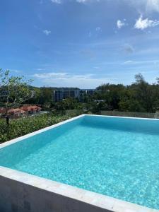 Bazén v ubytování 2BR Rooftop Pool & Gym Laguna Skypark nebo v jeho okolí