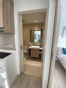 Kuchyň nebo kuchyňský kout v ubytování 2BR Rooftop Pool & Gym Laguna Skypark