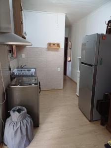 Guazuvira a 2 cuadras de la playa的厨房或小厨房