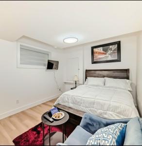 une chambre avec un lit et un canapé dans l'établissement Ola's Place, à Edmonton