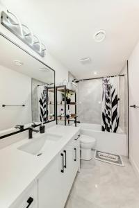 une salle de bain avec deux lavabos et un WC et un miroir dans l'établissement Ola's Place, à Edmonton 19 autres photos