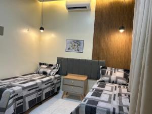 two beds sitting next to each other in a room at Casinha da Ana in Bacabal