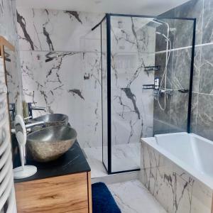 a bathroom with a bowl sink and a shower at Penthouse de 170m2, 6 personnes avec jacuzzi et proche de Paris et Disney in Neuilly-sur-Marne +22 photos